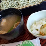 和食レストランとんでん - 味噌汁と漬け物です。