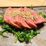 キンキン麦酒とプリッと小腸 近江牛畜産すだく - 