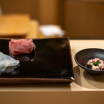 日本橋蛎殻町 すぎた - 2019.11 ブリ（中トロ部位に芥子を挟んで）、熊本カワハギ、カワハギの肝醤油