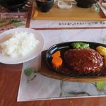 Kaferesutorambikki - 程なくメインのハンバーグとご飯がテーブルに運ばれて来ました。
                      