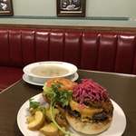 エーエス クラシックス ダイナー - スモーキースロッピージョーバーガー￥１７００  マッシュルームのクリームスープ￥６６０