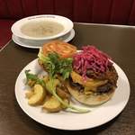 エーエス クラシックス ダイナー - スモーキースロッピージョーバーガー￥１７００  マッシュルームのクリームスープ￥６６０