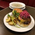 エーエス クラシックス ダイナー - スモーキースロッピージョーバーガー￥１７００  マッシュルームのクリームスープ￥６６０