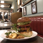 エーエス クラシックス ダイナー - スモーキースロッピージョーバーガー￥１７００  マッシュルームのクリームスープ￥６６０