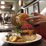 エーエス クラシックス ダイナー - スモーキースロッピージョーバーガー￥１７００  マッシュルームのクリームスープ￥６６０