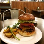 エーエス クラシックス ダイナー - スモーキースロッピージョーバーガー￥１７００  マッシュルームのクリームスープ￥６６０