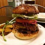 エーエス クラシックス ダイナー - スモーキースロッピージョーバーガー￥１７００  マッシュルームのクリームスープ￥６６０