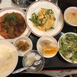 四川厨房 随苑 - 牛バラ煮込みとニラ玉子炒め定食@730円