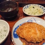 かつ吉 新丸ビル店 - 赤だしのお味噌汁つき