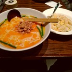 上海華龍 - 【2019.11.14(木)】本日のランチ①(豚骨辛味ラーメン＋五目チャーハン)800円