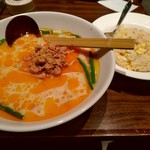 上海華龍 - 【2019.11.14(木)】本日のランチ①(豚骨辛味ラーメン＋五目チャーハン)800円