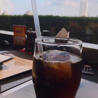 国産熟成焼肉 肉バル ドウラクコリーダ ランドマーク店 - セットの並々注がれた嬉しいアイスコーヒー。左には観覧車が薄ーく映ってますw