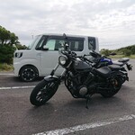 芦ノ湖スカイラインレストハウスレイクビュー - 駐車場(友人のクルマと二人が借りたバイク)