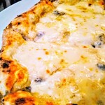 エンボカ - 料理写真:ピザ（クワトロフォルマッジ）
