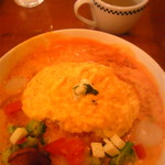 卵と私 - ほたてとモッツァレラのトマトクリームソースオムライス