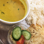 アーンドラ・ダイニング - レモンチキン、サラサラスープにハーブの香り、レモンの皮入り。これ、大好き！たっぷりバスマティにパパドをふりかけたのとこんなにもベストマッチな組み合わせ！　¥790