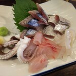 金町製麺 - 刺身盛り合わせ（イワシ、タコなど）
