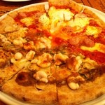 ピッツェリア ノーチェ - ピッツァ（白子・白髪ネギ・アンチョビ・カラスミとサルシッチャ・トマト・モッツァレラ・タマゴのハーフ＆ハーフ）