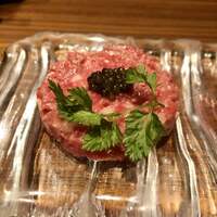 うしごろバンビーナ 銀座店 - 特選赤身肉の燻製醤油握り 雲丹添え