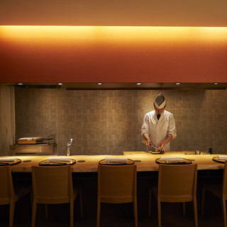 その日の美味しい食材を。1人でしっぽりも良し。カウンター越しで話しながらも良し！