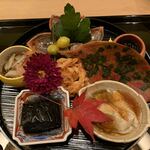 是しん - 八寸:
      ・北海道仙鳳趾産牡蠣のジュレがけ
      ・桜海老の天ぷら
      ・岩もずく
      ・鯖の棒寿司
      ・銀杏
      ・きのこのお浸し
      ・車海老の出汁煮茄子
      ・子持ち鮎