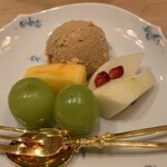 是しん - デザート:
      和三盆のシャーベット、シャインマスカット
      柿、洋梨