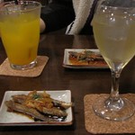 Jiijiya - 突き出しの小魚の煮たもの、たんかん酒