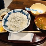 鳥羽答志島 浜与本店 - 釜揚げしらす丼(薬味別で子供用茶碗つき)