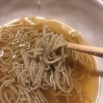 胡蝶庵 仙波 - 細めで綺麗な蕎麦です。思いの他柔らかです。もう少し甘めのツユが好みです。