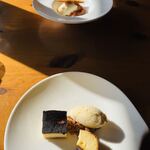 カーブドッチ - ゴルゴンゾーラのバスク風チーズケーキ&リンゴのタタン カルヴァドアイス