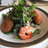 展望レストラン LAPUTA - ホタテのフリットえびのグリル、チーズとアンチョビのドレッシング。
                    
                    ホタテが少し揚がり過ぎなのかジューシーさが今一つ。
                    はじめに温かいお料理は嬉しい。