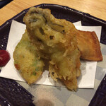 Washoku Sakedokoro Yonemoto - 揚物  牡蠣の天ぷら、白身魚と大葉、きのことチーズの春巻