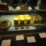 オクサワ・ファクトリー・コーヒー・アンド・ベイクス - ショーケース