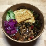 グリーン・グルメ - タイ風バジル炒めご飯　ガパオガイ（二つの容器の中身を１つにした状態）