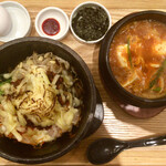 金金醤 - 料理写真:「チーズ石焼きビピンパ」@970＋「ミニ  スン豆腐」@330(税別)  生卵、韓国海苔、コチュジャン付き