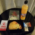 Thip Samai Restaurant - Padthai with shrimp oil、fresh deep-sea prawns、and wrapped with eggとFresh Orange Juice