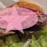 ヴィレッジヴァンガード ダイナー - かぶりつき後、下の方にトッピングのハラペーニョが～♪