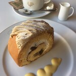 ブラッスリー・バーゼル - 「今日のデザート」はやめて、単品の「和栗のロールケーキ」（¥480税抜）にしました。ゴロゴロした栗がたくさん‼️卵たっぷりの生地もとても美味でした。