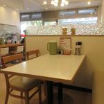 想夫恋 - テーブル席とカウンターと言ったオーソドックスな店内は祝日の昼時とあって家族連れで賑わってました。
