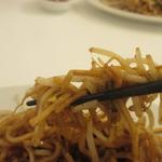 想夫恋 - カリカリとした食感の表面を焼かれた焼きそばともっちりの焼きそば、もやしのシャキシャキ感等様々な違う食感が楽しめる独特の美味しい焼きそばです。