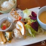 Mark Ole Cafe - 細かい前菜が四種。
                どれもおいしかったです(*^^*)