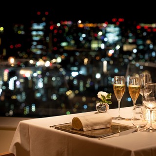 Window seat where you can enjoy the night view from 150m above ground