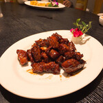 沙田軒 - 胡椒牛肉塊。甘辛に走らず実質あり。