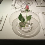 ラール・エ・ラ・マニエール - テーブルセッティング。今回はピンクのバラ。