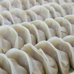 社龍 - 当店自慢の握りたて生餃子。お家で焼き立てを召し上がれ！