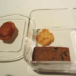 ラール・エ・ラ・マニエール - 黒オリーブのサブレにアーモンドのお菓子。