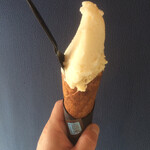 凜太郎 - ワッフルコーンは黒胡麻で