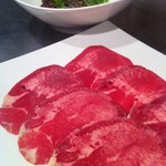 七輪焼肉 游來 - 塩タン・韓国サラダ】薄切りにしたタンをサラダに巻いて食べるヘルシーな人気メニュー