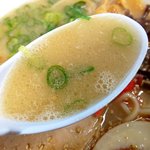 大龍ラーメン - 独特の豚骨臭のあるスープ