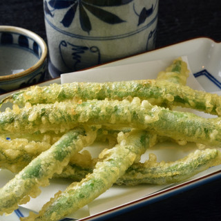 お酒とよく合う手作りのつまみ。〆にはこだわりの二八蕎麦を